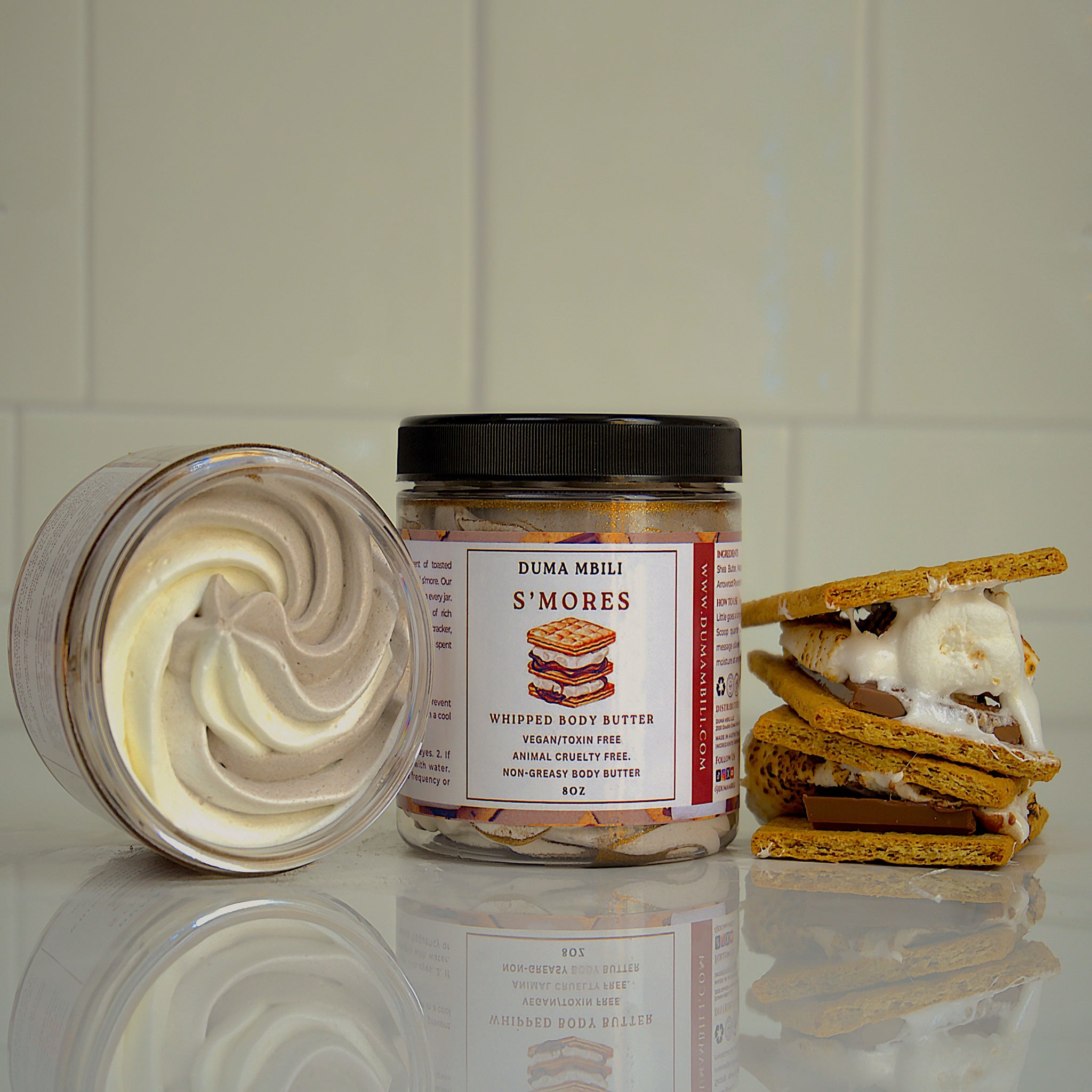 Imagine the crackling of the campfire, the scent of toasted marshmallows, and that first bite of a perfectly melted s’more. Our S’mores Body Butter captures that cozy, nostalgic feeling in every jar. This ultra-moisturizing formula, infused with the scents of rich chocolate, fluffy marshmallow, and honeyed graham cracker, nourishes your skin while whisking you away to carefree nights spent under the stars.