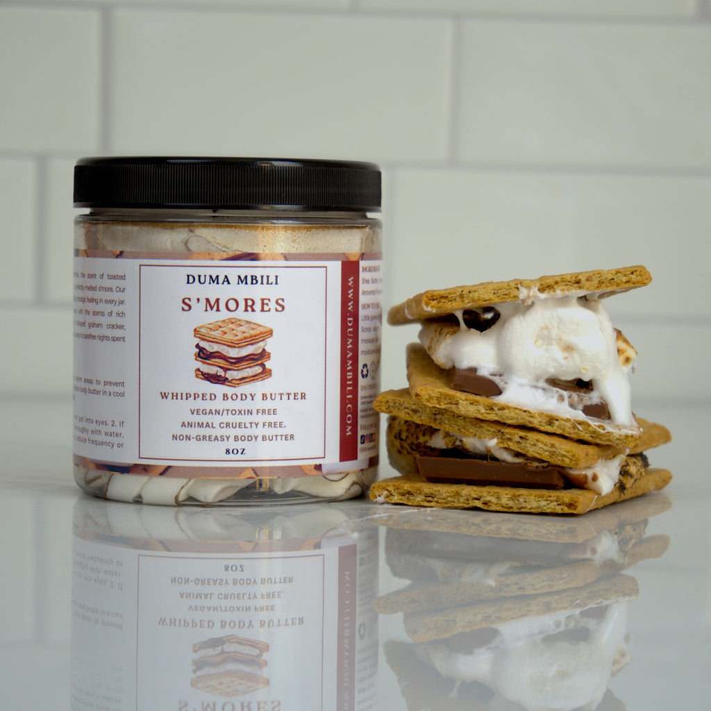 Imagine the crackling of the campfire, the scent of toasted marshmallows, and that first bite of a perfectly melted s’more. Our S’mores Body Butter captures that cozy, nostalgic feeling in every jar. This ultra-moisturizing formula, infused with the scents of rich chocolate, fluffy marshmallow, and honeyed graham cracker, nourishes your skin while whisking you away to carefree nights spent under the stars.