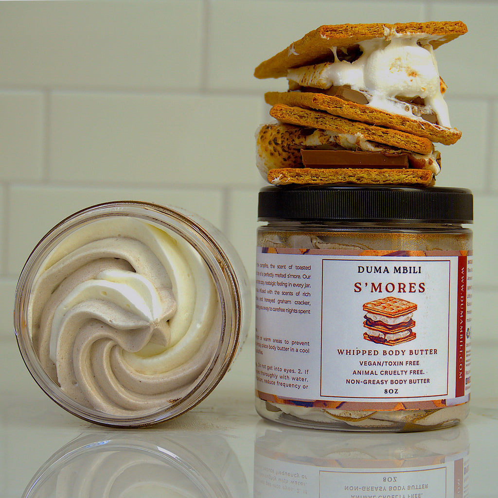 Imagine the crackling of the campfire, the scent of toasted marshmallows, and that first bite of a perfectly melted s’more. Our S’mores Body Butter captures that cozy, nostalgic feeling in every jar. This ultra-moisturizing formula, infused with the scents of rich chocolate, fluffy marshmallow, and honeyed graham cracker, nourishes your skin while whisking you away to carefree nights spent under the stars.
