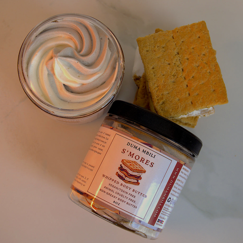 Imagine the crackling of the campfire, the scent of toasted marshmallows, and that first bite of a perfectly melted s’more. Our S’mores Body Butter captures that cozy, nostalgic feeling in every jar. This ultra-moisturizing formula, infused with the scents of rich chocolate, fluffy marshmallow, and honeyed graham cracker, nourishes your skin while whisking you away to carefree nights spent under the stars.